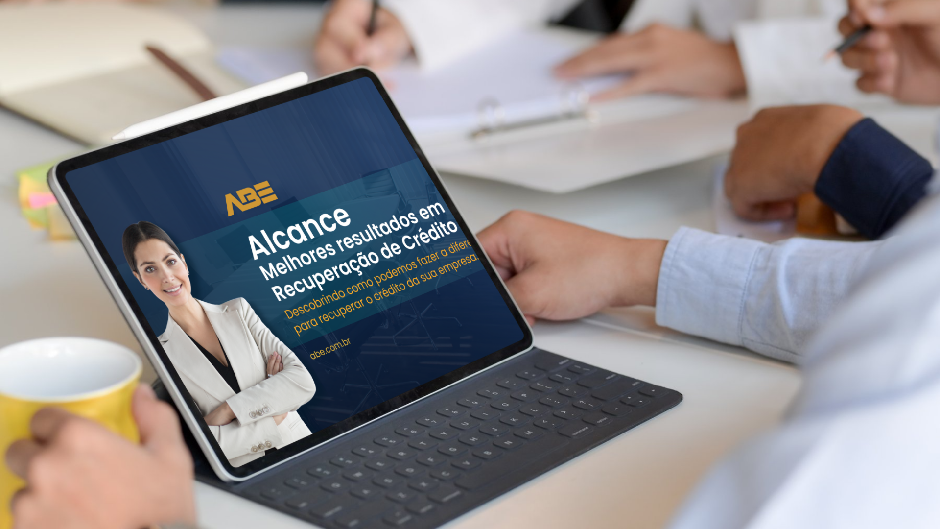 Imagem de um profissional lendo um ebook da ABE sobre reeducação financeira